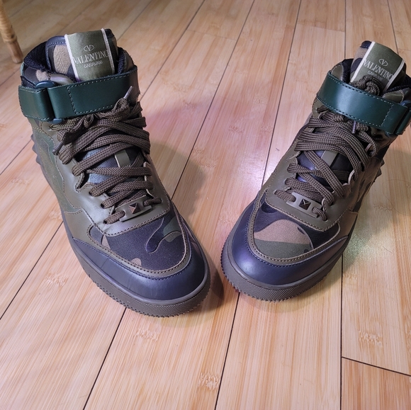 Valentino Garavani Rockstud Camo High-Top Sneaker, Army Green. - Picture 4 of 6